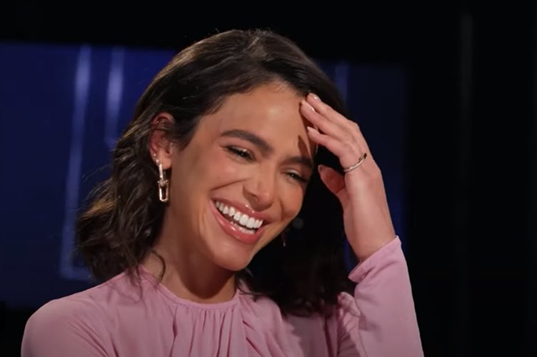 Bruna Marquezine ganha buquê de rosas de admirador misterioso