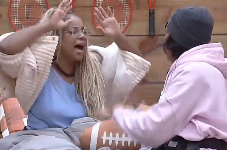 A Fazenda 15: Cariúcha e Márcia Fu debocham de Sander