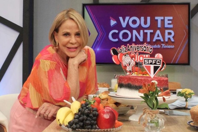 Claudete Troiano se emociona com homenagem de aniversário no ‘Vou Te Contar’
