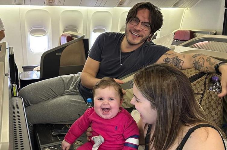 Viih Tube e Eliezer fazem primeira viagem internacional com a filha