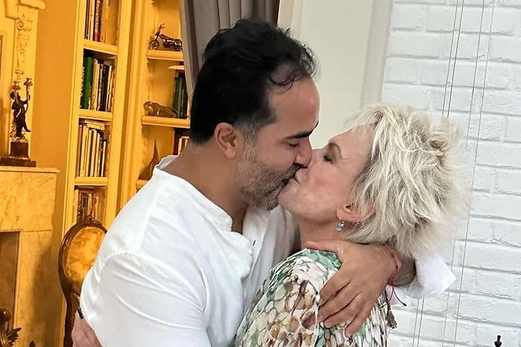 Ana Maria Braga e o namorado são flagrados em momento de romance, com direito a beijão: ‘gostosa’