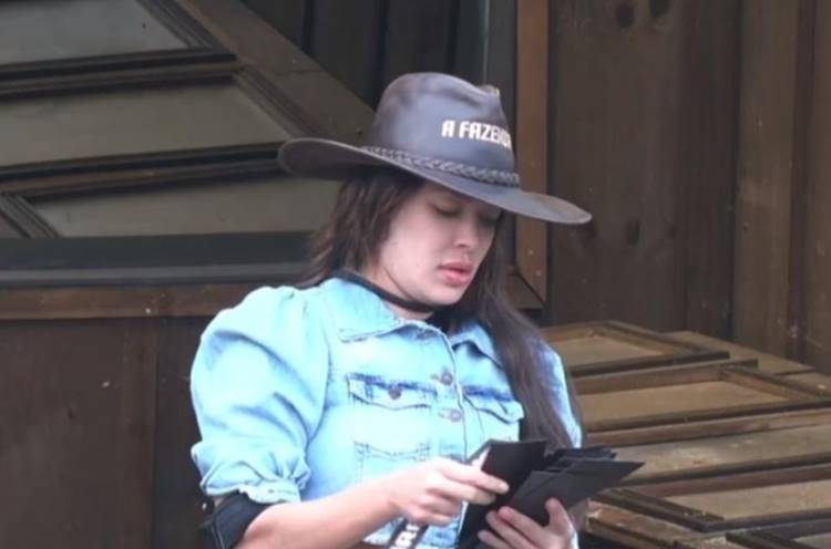 A Fazenda 15: Fazendeira Jaquelline distribui tarefas entre os peões