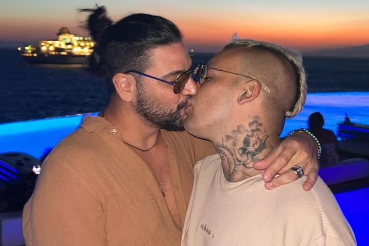 Gloria Groove posa ao lado do marido e critica projeto que impede casamento homoafetivo