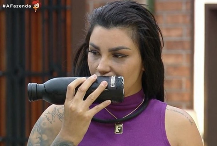 Jenny Miranda vira ‘piada’ na web após cena em expulsão de Sheherazade: “Nova atriz da Record TV”