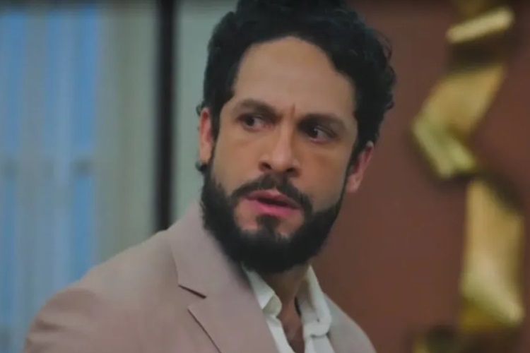 Terra e Paixão: Luigi recebe ligação misteriosa e entra em pânico