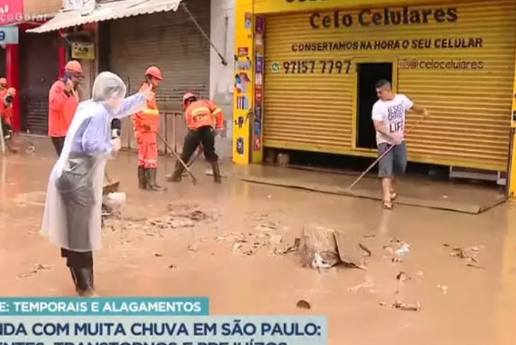 Repórter da Record TV sofre ataque de comerciante em transmissão ao vivo