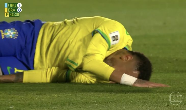 Imagem do joelho de Neymar após gravíssima lesão é exibida pela primeira vez; jogador será operado