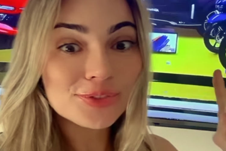 Fãs colocam vídeo de Rachel Sheherazade em telão da Times Square, em Nova York