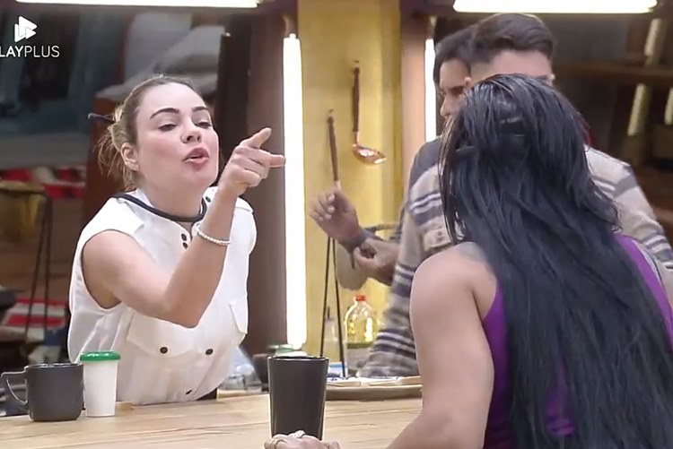 A Fazenda 15: Rachel Sheherazade protagoniza barraco com Jenny após se recusar a cuidar das ovelhas