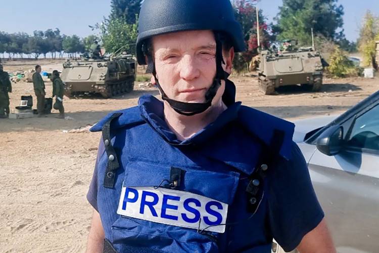 No Domingo Espetacular, direto do Egito, Roberto Cabrini acompanha o resgate de brasileiros na zona de conflito