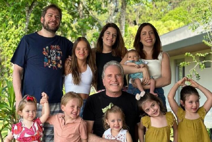 Roberto Justus ao lado dos filhos e dos netos