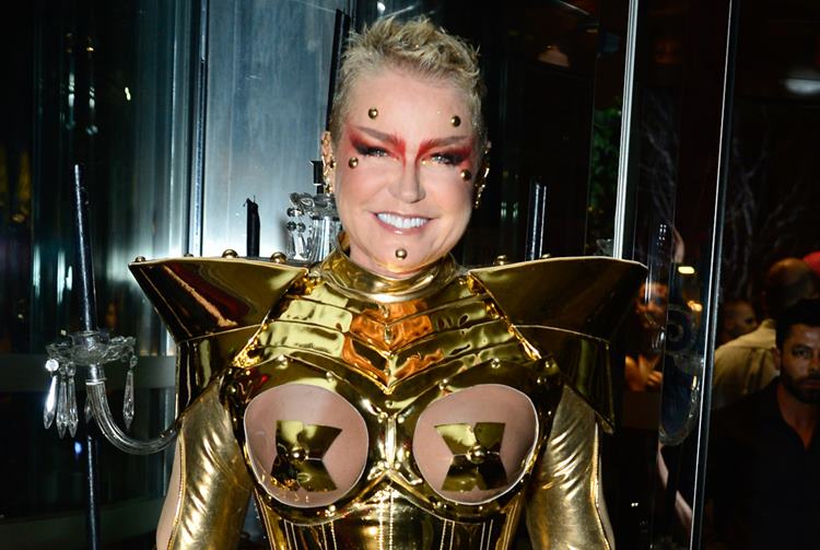 Xuxa polemiza com fantasia de halloween e mostra demais: ”tudo é permitido”
