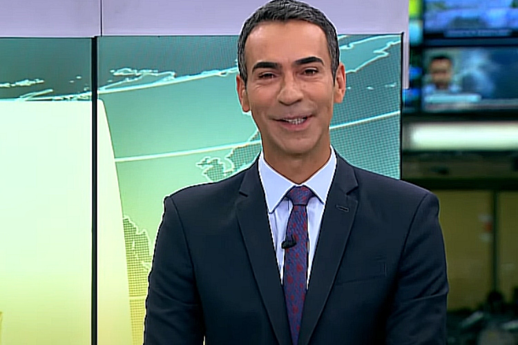 No Jornal Hoje, César Tralli cai na risada ao vivo após abordar os feriados de 2024: “Para você começar a chorar”