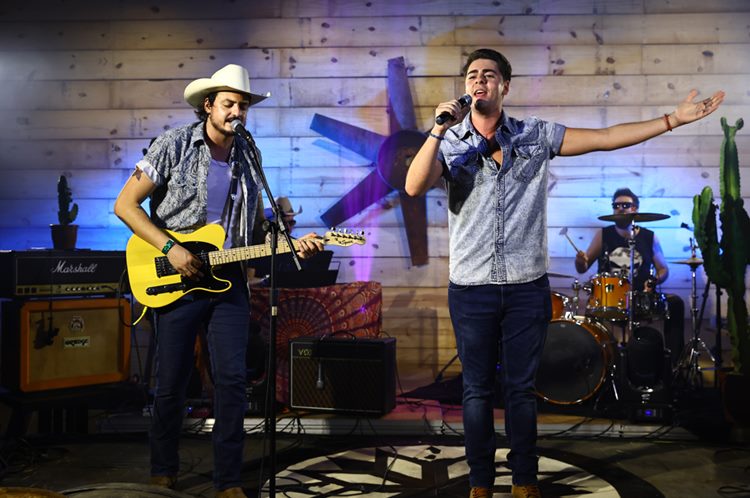 Enrico e Allison Lima, filhos de Chitãozinho, cantam juntos ‘Evidências’ em Festival Country