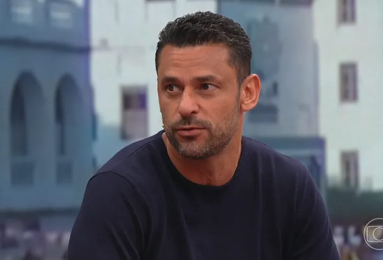 Fred é vítima de assalto à mão armada e tem carro e celular roubados no Rio