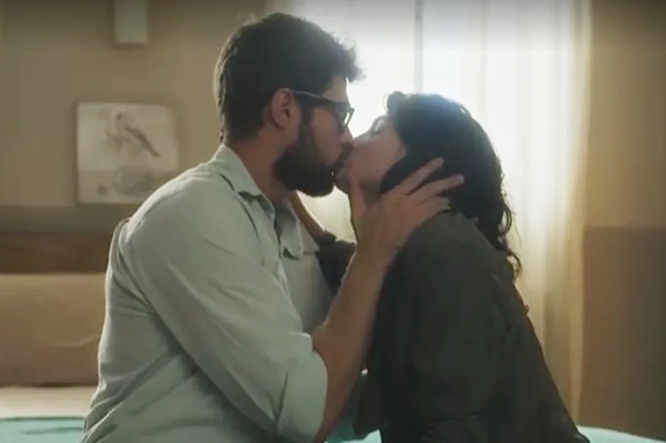 Terra e Paixão: Petra se entrega ao amor e transa com Hélio pela primeira vez