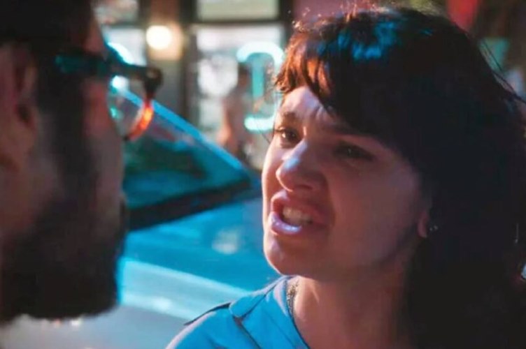 Terra e Paixão: Hélio revela que é filho de Agatha e deixa Petra furiosa