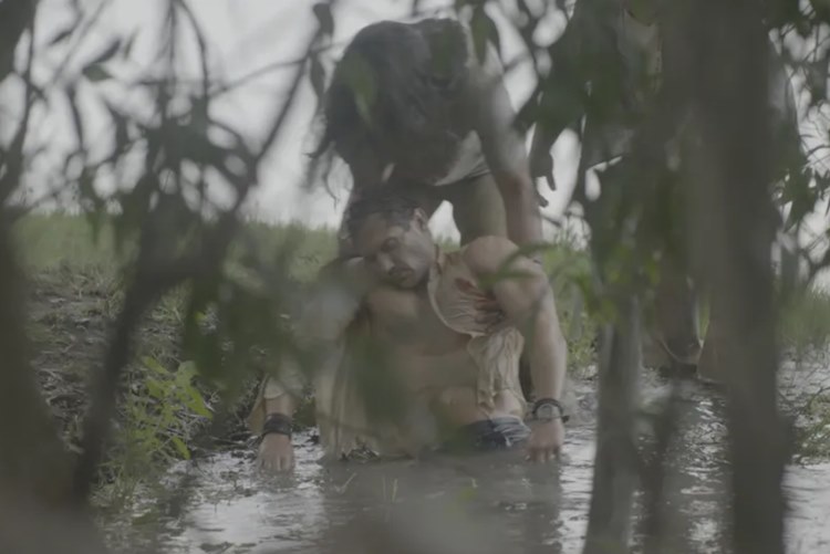 Terra e Paixão: Jurecê encontra Vinícius entre a vida e a morte e toma atitude inesperada