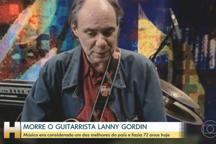 A morte do guitarrista Lanny Gordin sendo noticiada no Jornal Hoje (Reprodução; TV Globo)