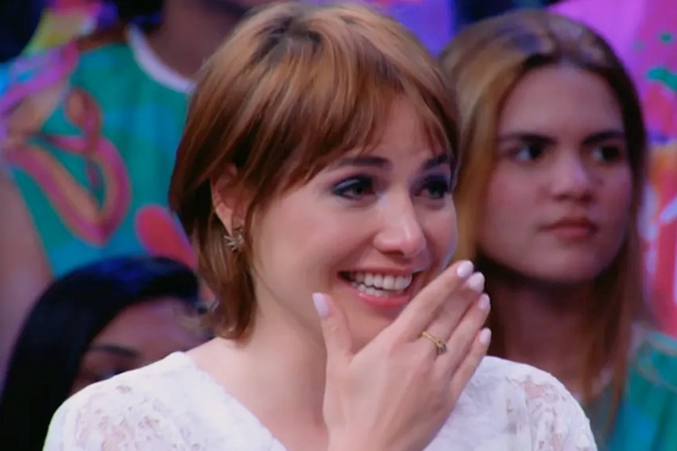 Letícia Colin vai às lágrimas ao receber homenagens no ‘Pipoca da Ivete’