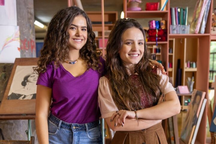 Maisa Silva e Larissa Manoela nos bastidores da série 'De Volta aos 15' - Foto: Vans Bumbeers/Netflix
