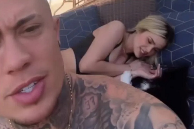 Cachorro que Mel Maia deu a MC Daniel vira xodó de Yasmin Brunet; modelo se diverte com o pet na mansão do affair
