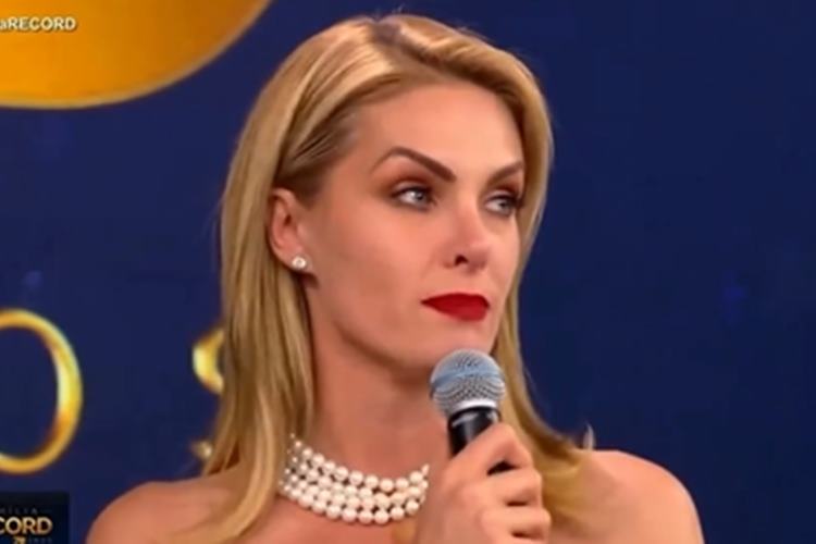 Ana Hickmann participa do amigo secreto da Record e emociona ao fazer desabafo