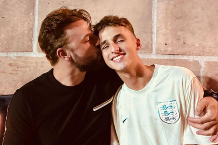 Cássio Reis aparece ao lado do filho com Danielle Winits e se declara: ‘Você é meu coração’