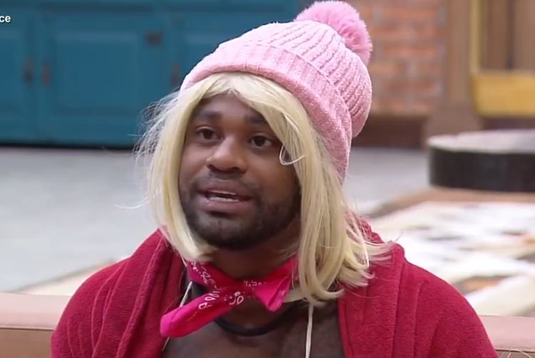 A Fazenda 15: Cézar aparece fantasiado de Kally no ‘Hora do Faro’ e vira motivo de piada