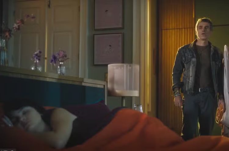 Terra e Paixão: Dirceu invade quarto de Petra e quase ‘abusa’ da sobrinha