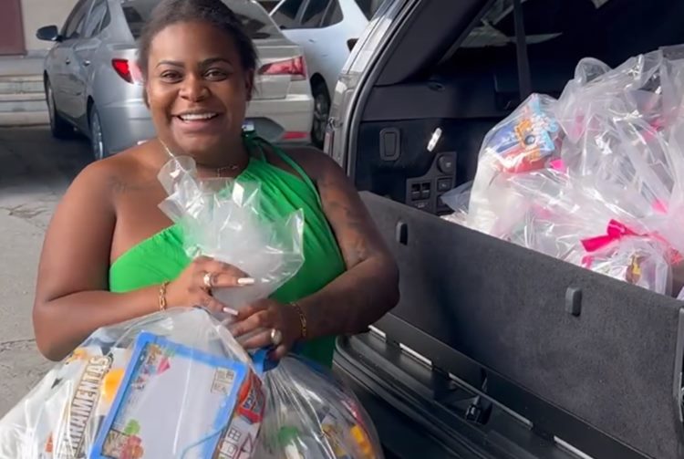 Jojo Noel? Cantora presenteia crianças carentes e se emociona: “não tenho palavras”