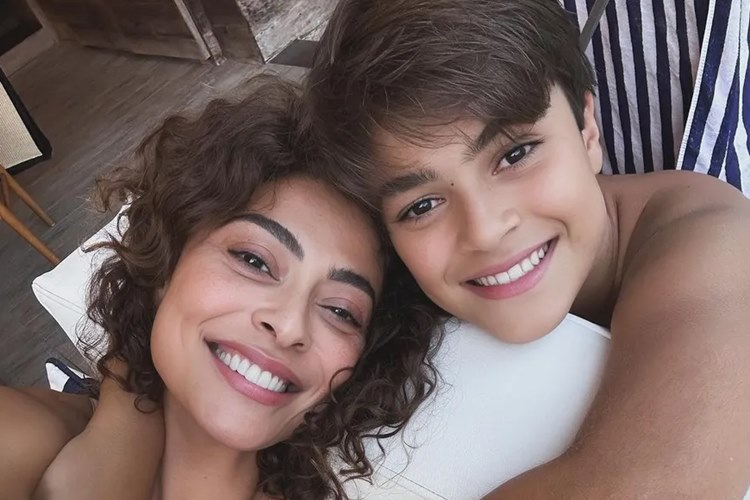 Juliana Paes surge com o filho em selfie e semelhança entre os dois impressiona