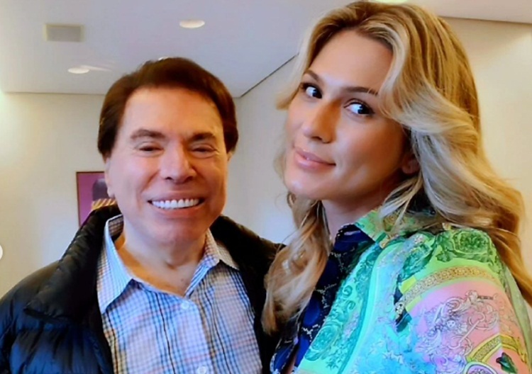 Lívia Andrade celebra aniversário de Silvio Santos com retrospectiva