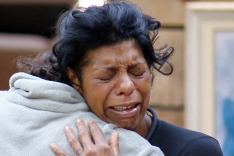 A Fazenda 15: Márcia Fu se emociona, faz agradecimento e recebe abraço dos peões