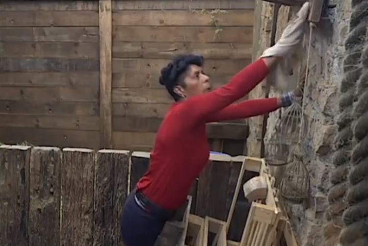 A Fazenda 15: Márcia Fu se descuida em meio a Baia e leva bronca da produção