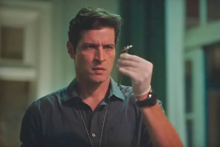 Terra e Paixão: Marino fica perto de descobrir assassino de Agatha ao encontrar pista