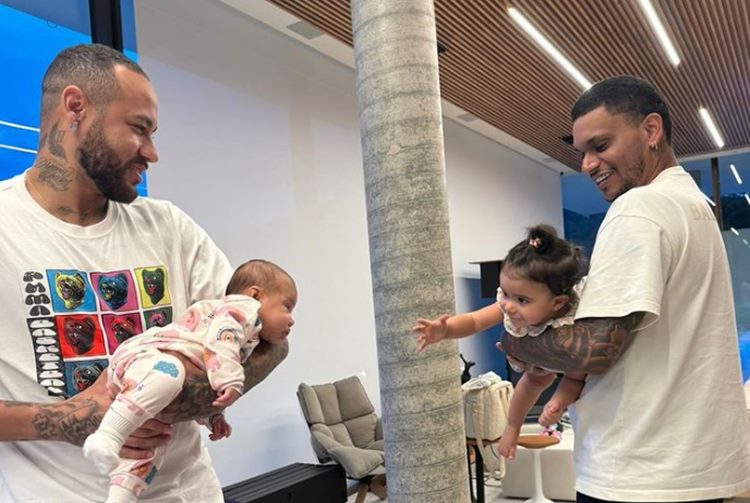 Neymar surge com Mavie e amigo em novo registro e dispara: “pais de meninas”