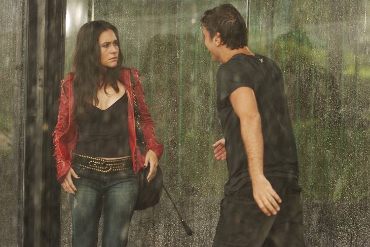 Paraíso Tropical: Daniel encontra Taís, a irmã gêmea de Paula