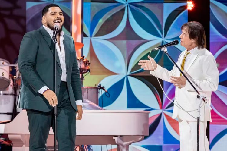 Paulo Vieira causa em especial de Roberto Carlos ao questionar o Rei: “Já mandou nudes?”