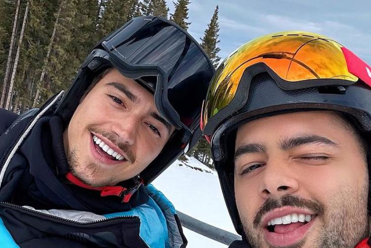 Pedro Sampaio abre álbum de férias e posa ao lado do namorado: ”Muito lindo”