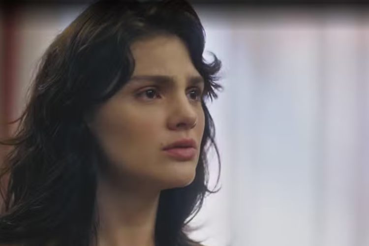 Terra e Paixão: Petra surta ao dar de cara com Dirceu