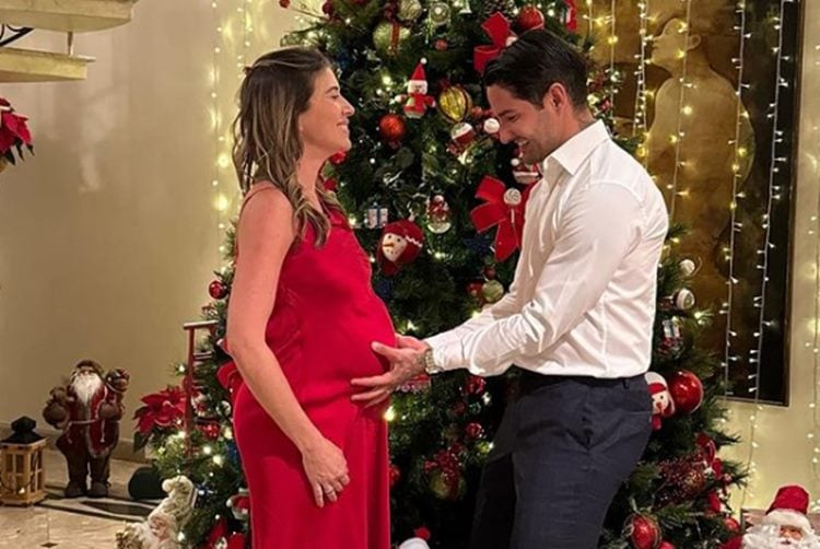 Rebeca Abravanel exibe barriguinha de grávida em cliques de Natal com Alexandre Pato
