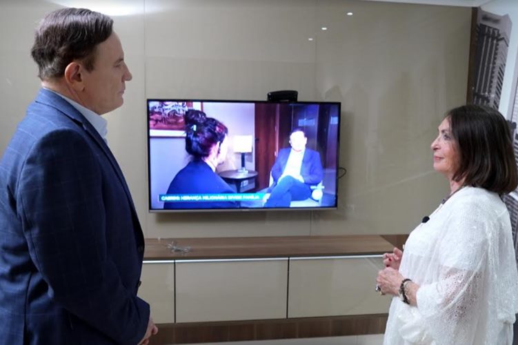 No ‘Domingo Espetacular’, Roberto Cabrini entrevista Geneviève Boghici sobre a morte misteriosa da filha