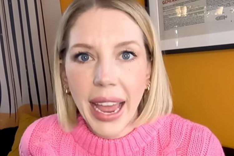 Atriz Katherine Ryan surpreende público ao dizer quantas vezes ela e o marido tem relações: ‘Faço questão de anotar’