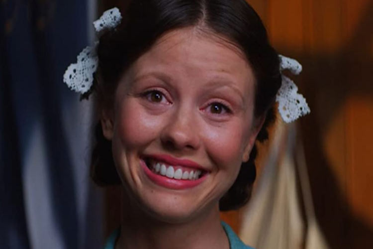 Mia Goth, neta de atriz brasileira, é acusada de agredir figurante durante as filmagens de filme