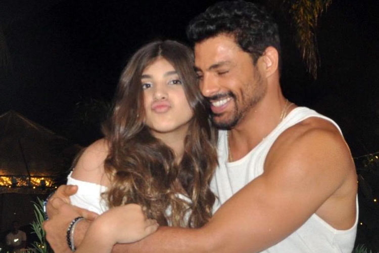 Cauã Reymond encontra ídolo da filha durante desfile e toma atitude