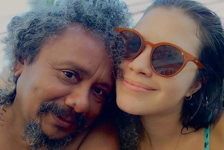 Ao completar 60 anos, Chico César ganha homenagem da namorada: ”Meu amor”