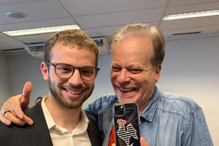 Chico Pinheiro Chico Pinheiro e o filho Pedro comemorando (Reprodução: Instagram)