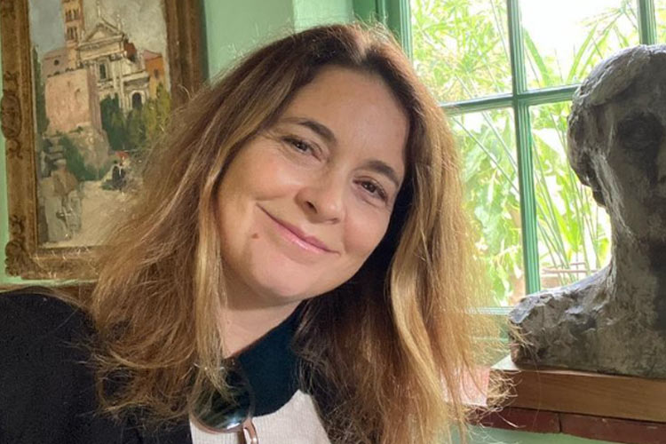 Longe das novelas, Cláudia Abreu faz aparição durante viagem a Lisboa: ‘Que saudades’