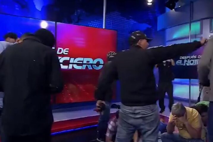 Criminosos invadem TV do Equador - Foto:  TV estatal TC Televisión
